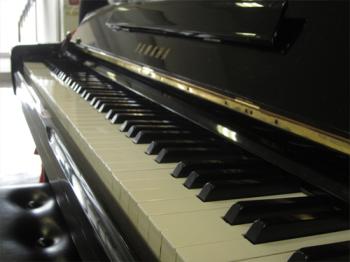 ストリートピアノの鍵盤の写真